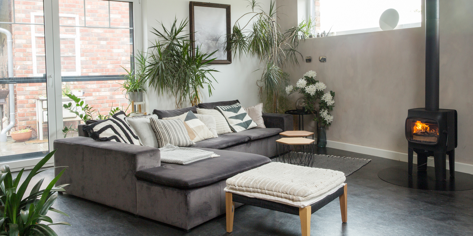 livingroom Wohnzimmer Kissenlandschaft Couch Kamin Chillarea farmhouse