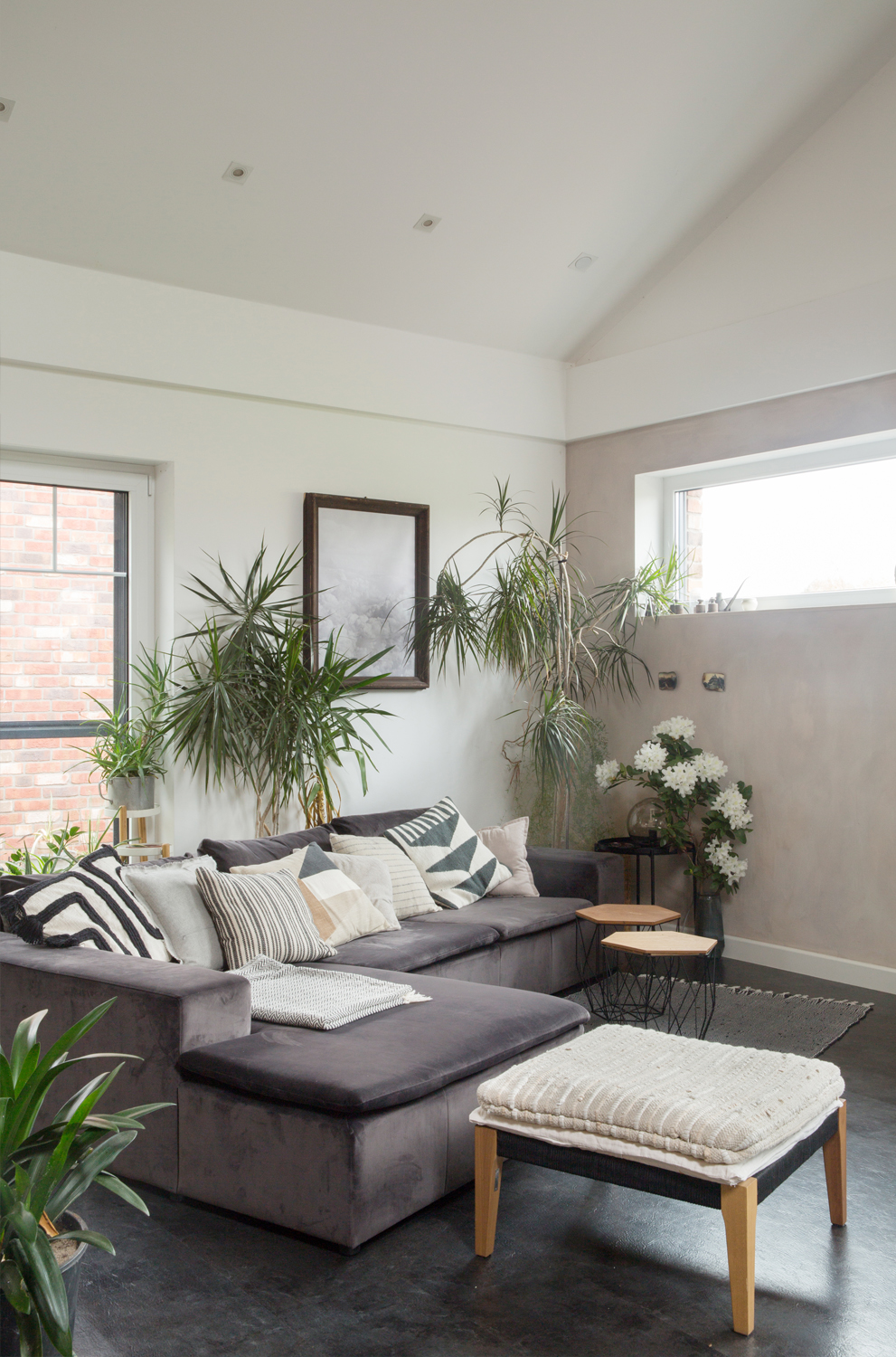 livingroom Wohnzimmer Kissenlandschaft Couch Kamin Chillarea farmhouse