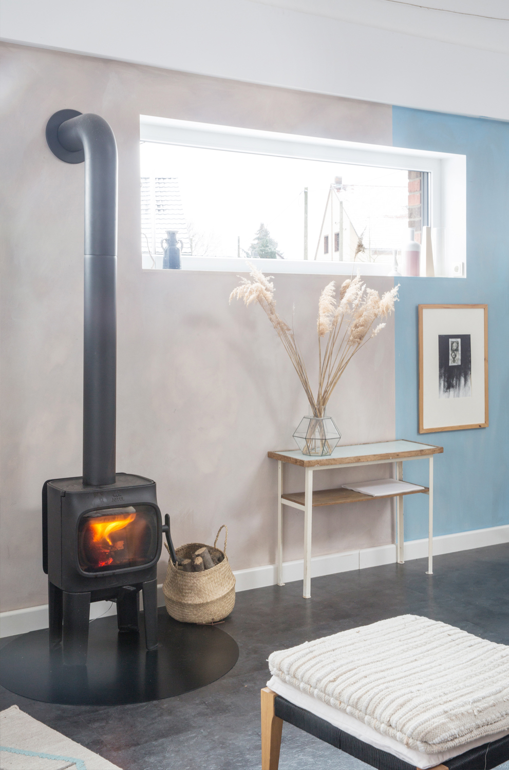 livingroom Wohnzimmer Kissenlandschaft Couch Kamin Chillarea farmhouse