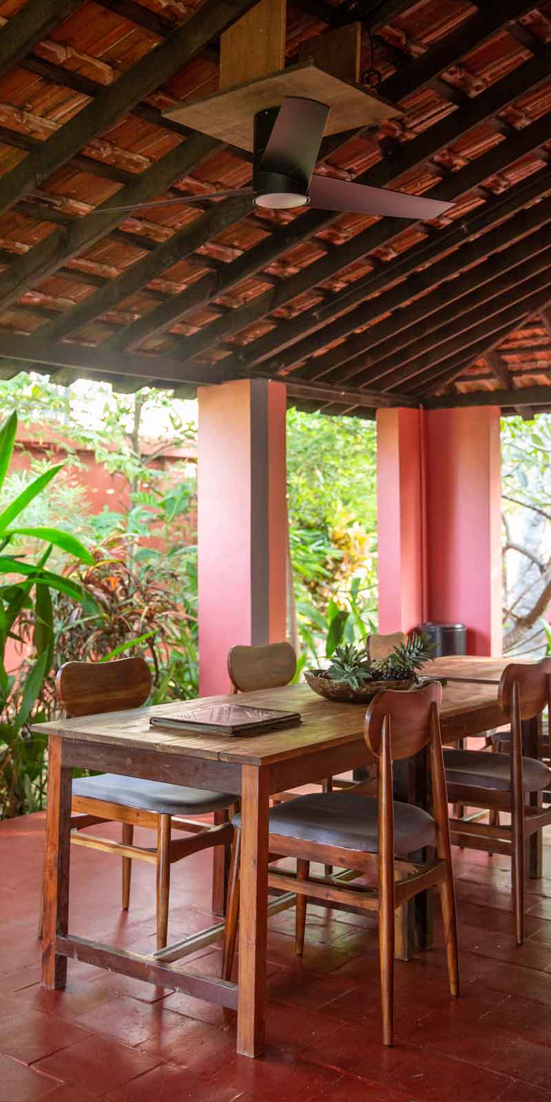 India Home, dining room, Esszimmer, colors, cozy home, Interior Design, Living, Interieur, Ausstattung, Style, Pop Colors, Strong Colors, Starke Farben, India, Indien, tropical design, tropisches Design