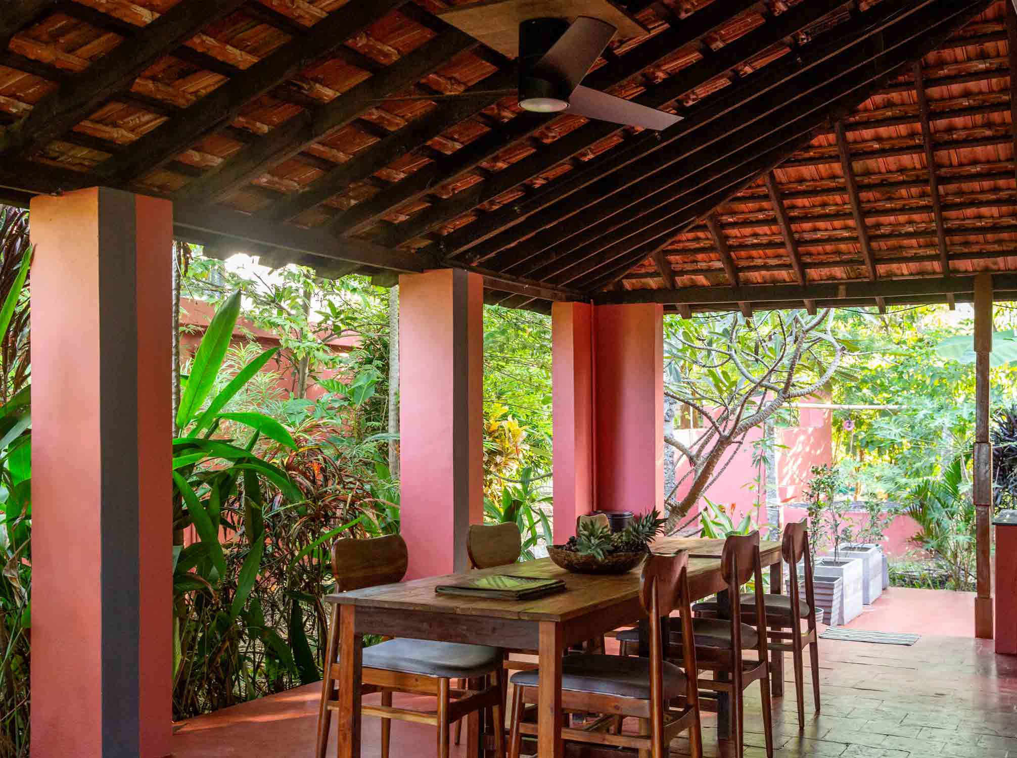 India Home, dining room, Esszimmer, colors, cozy home, Interior Design, Living, Interieur, Ausstattung, Style, Pop Colors, Strong Colors, Starke Farben, India, Indien, tropical design, tropisches Design