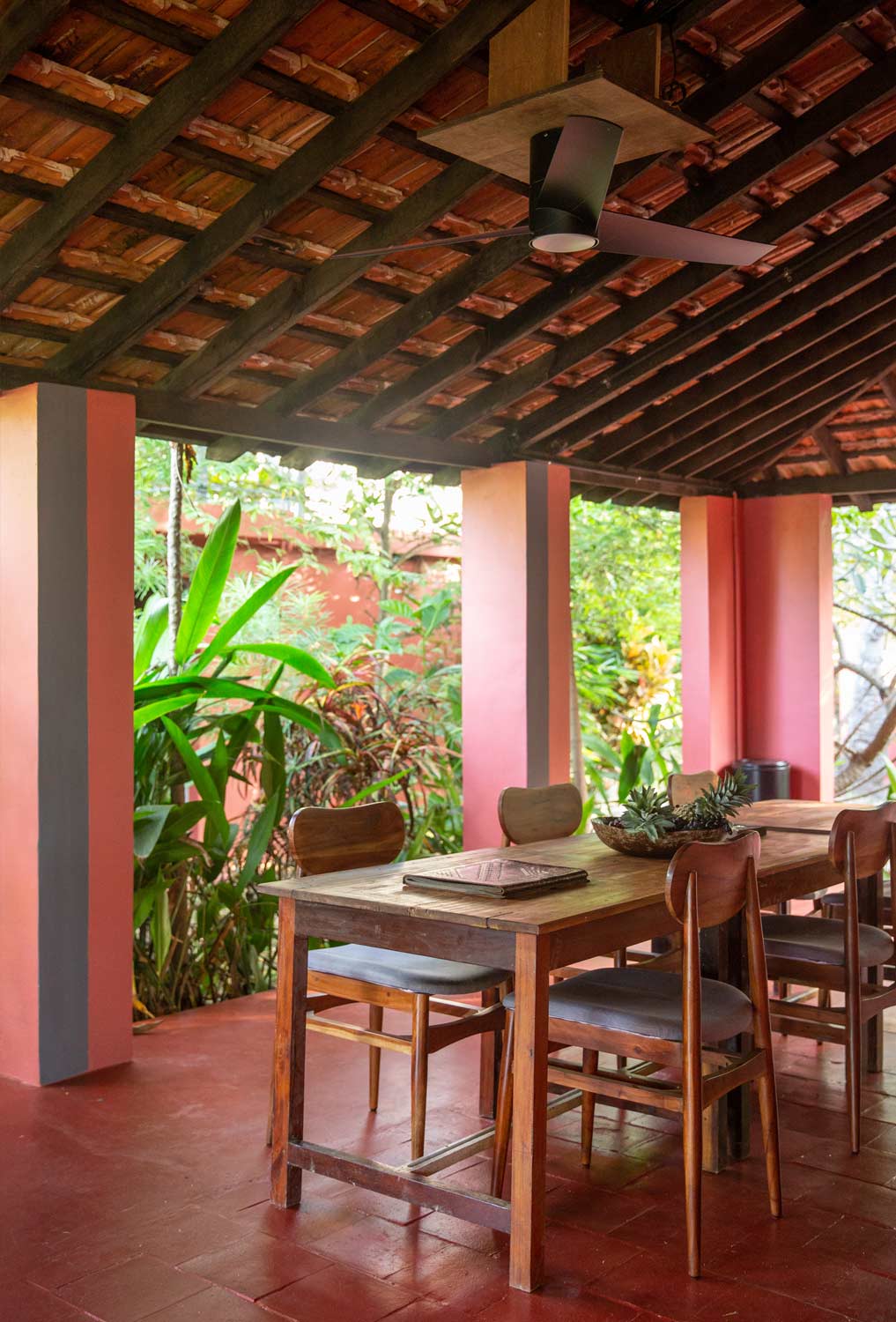 India Home, dining room, Esszimmer, colors, cozy home, Interior Design, Living, Interieur, Ausstattung, Style, Pop Colors, Strong Colors, Starke Farben, India, Indien, tropical design, tropisches Design